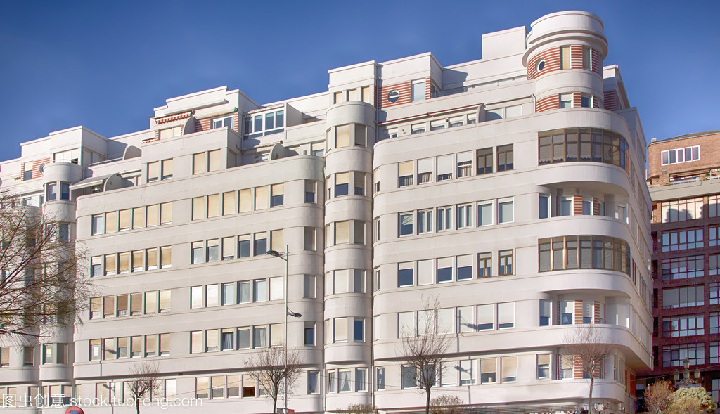 大型住宅建筑与现代建筑在当代居住空间中的融合与发展